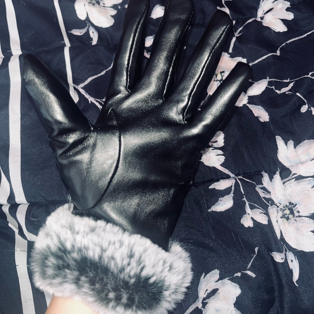 Black Quilted Gloves with Faux Fur Trim - Picture 4 of 6